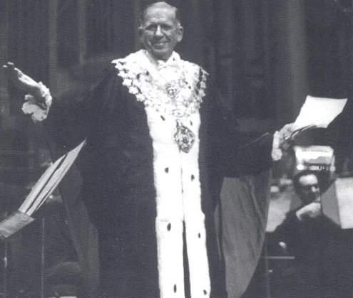 Sir David leads the singing of "Auld Lang Syne" accompanied by the Sydney Symphony Orchestra at the last Youth Concert in The Sydney Town Hall, 1973