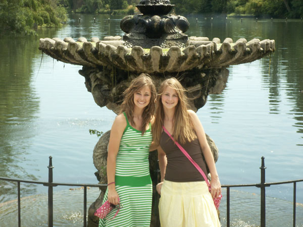The girls explore London.