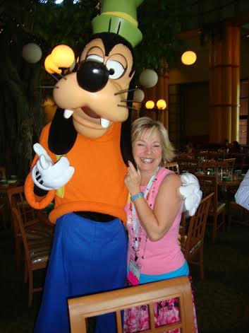 At RWA I was having lunch in Orlando with NYT bestselling author Kristan Higgins when Goofy happened by. We stopped for a photo op. 