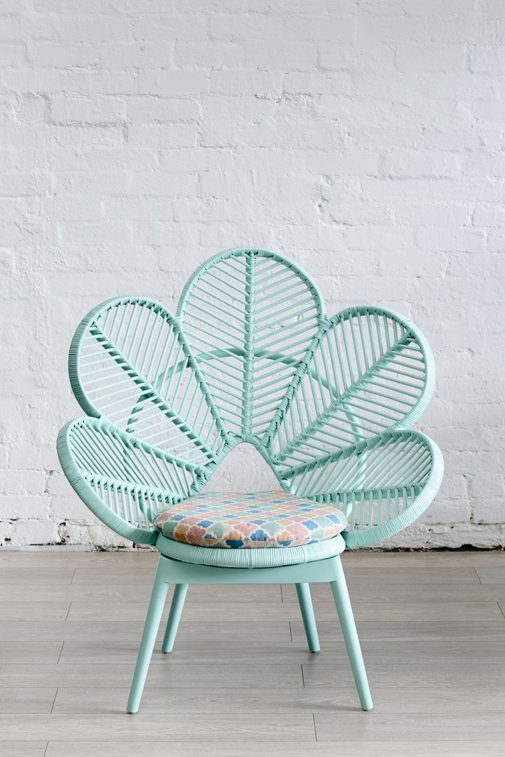 FABULOUS mint green peacock chair by Christy the Colorista ( i'm officially in love with this girl, this blog has everything pastel!). This piece fulfills my obsession with mint green & peacocks #Swoon