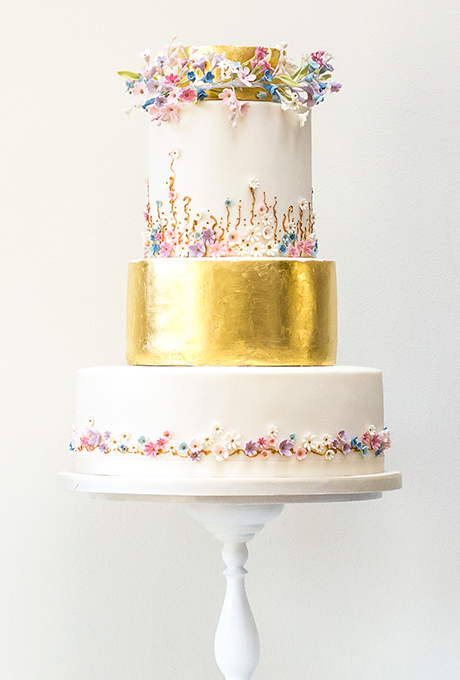 Ultimate example of old & new. Stunning cake design by Rosalinda Miller Cakes .