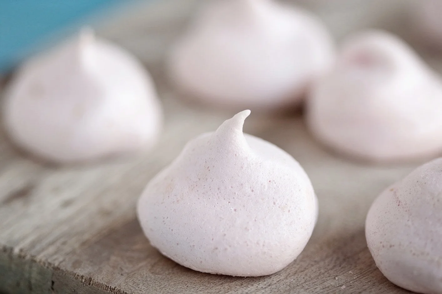 Meringue-Kisses-GettyImages-523598804-5a0c672747c266003755485e.jpg