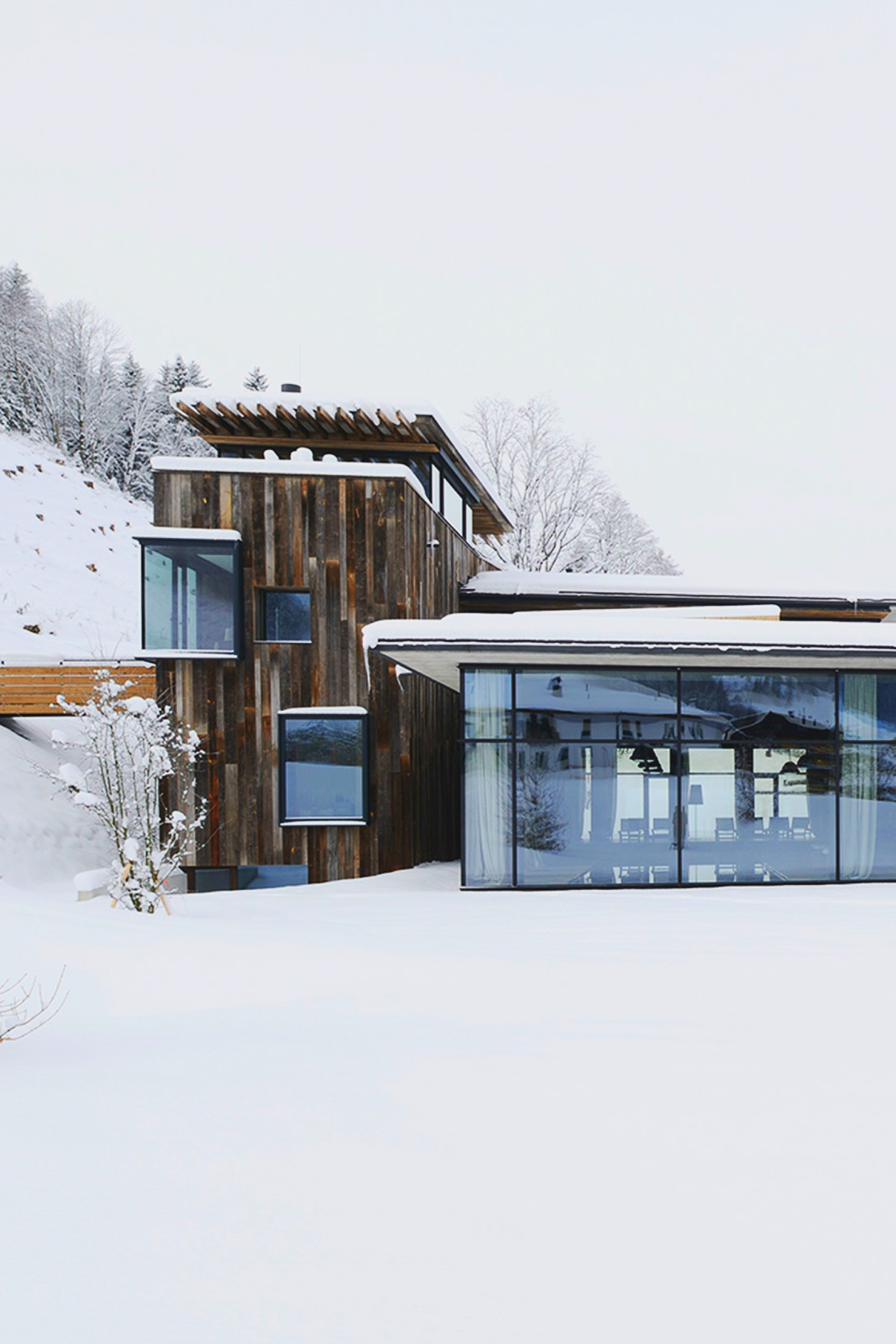 Wood and glass architecture in snow ITCHBAN.com