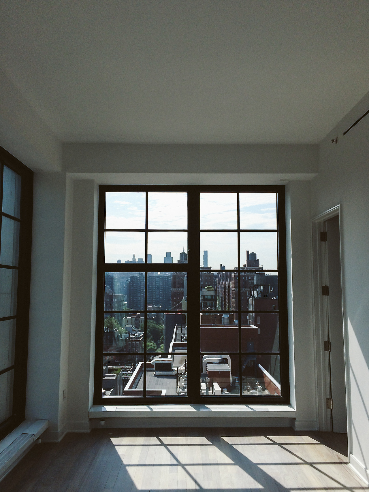 Apartment with big window with a view ITCHBAN.com