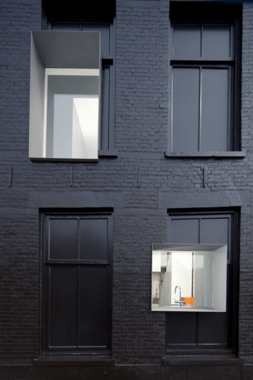 Black bricked modern apartment ITCHBAN.com