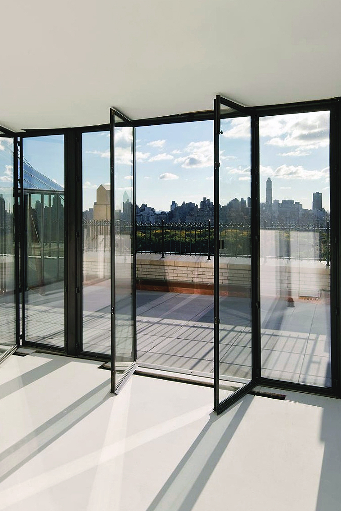 Extraordinary glass balcony with view of NY skyline ITCHBAN.com