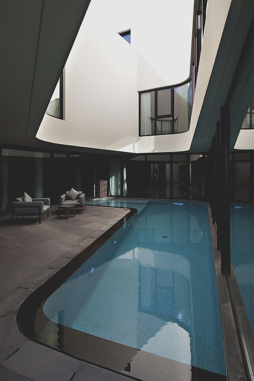 Inner courtyard swimming pool ITCHBAN.com
