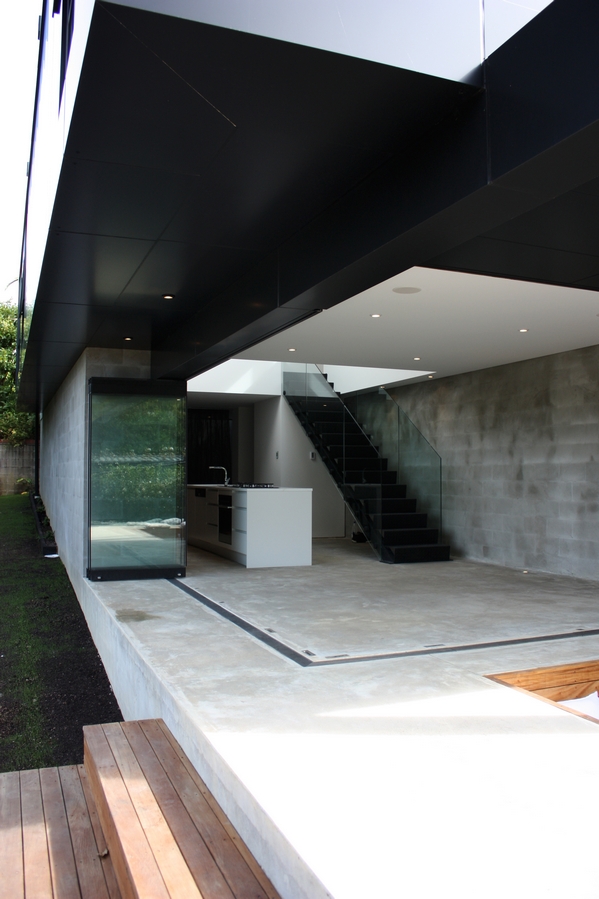 Black roof modern open home architecture ITCHBAN.com