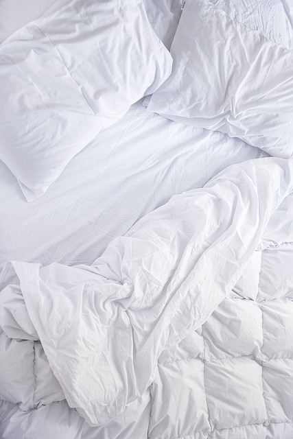 Comfortable White Blanket and sheets ITCHBAN.com