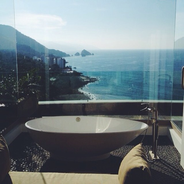 Seaside bathroom view ITCHBAN.com