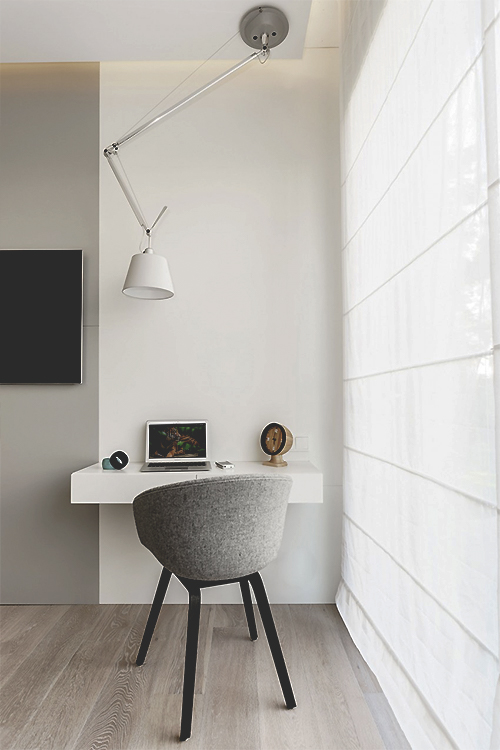 White curtain great light work space ITCHBAN.com