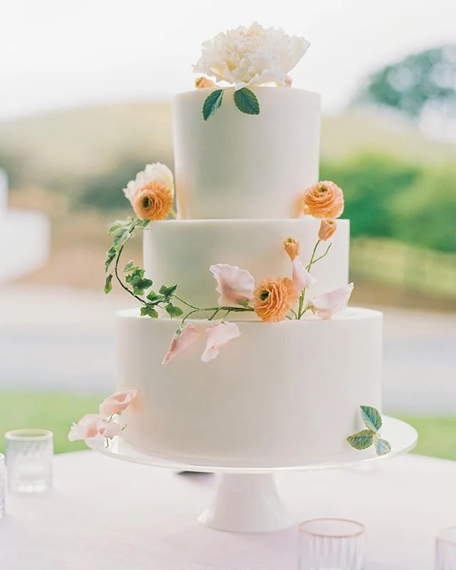 An elegantly appointed cake for a beautiful summer wedding!  Planning and design @charmedevents photo @jenhuangphoto cake @aspoonfulofsugarcakes #wonglivethewangbots #weddingcake #summerwedding