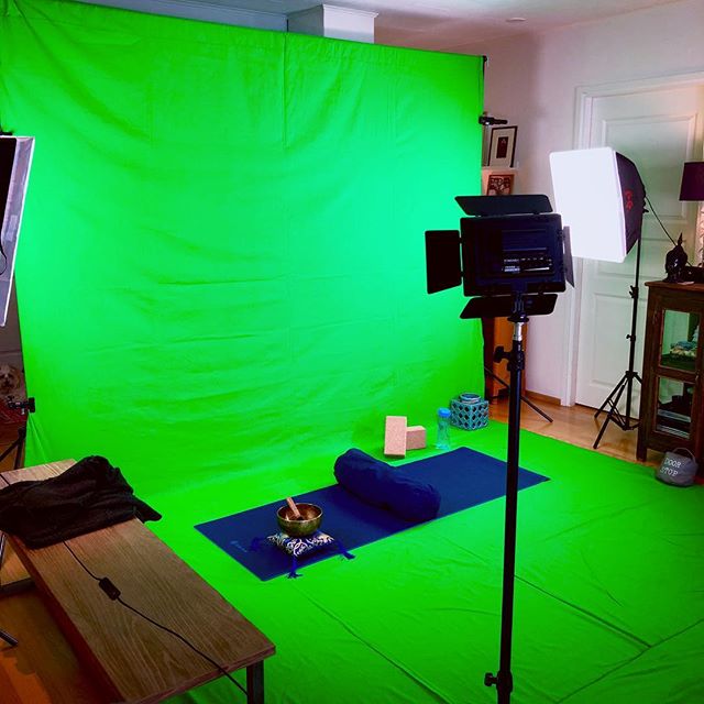 Studio set up and.... Action! 🎬🎥 take a deep breath in... 🧘🏼♂️ .
.
.
.
#mindfulness #mindfulnessyoga #meditation #breathingmeditation #breathingexercises #bodyscan #homestudio #andaction #tietoinenläsnäolo #tietoisuustaidot #kehomeditaatio #meditaatio #istumameditaatio #hengitysmeditaatio #hengitysharjoitus #mindfulnessjooga #jooga #kotistudio