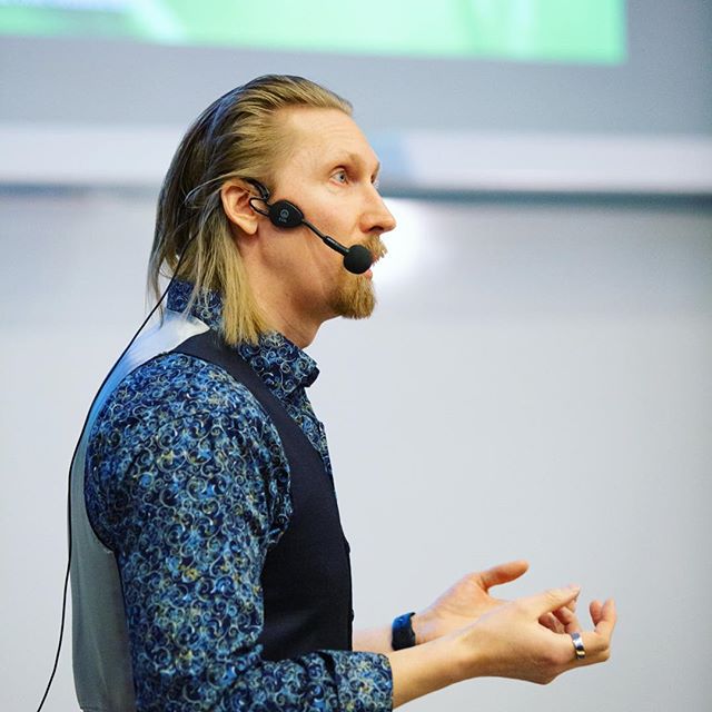 ”What are we leading when leading oneself?”... was my question to the international audience yesterday when I began my experiential lecture 👨🏼🏫 There were participants from over 15 different countries listening attentively.
It was a pleasure and honour to be the guest speaker at the International Teacher and Staff Week 2019 here in Oulu, @oamk_ouas . 🤩
Special thank you to @katjakurasto for inviting me once again.
Big thank you also to the photographer @anttitauriainen for the photos. 😎
#selfleadership #situationalawareness #changeofperspective #wellbeing #timemanagement #mindfulness #concentration #focus #awareness #oamk #guestspeaker