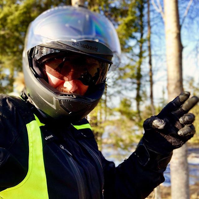 Yay! It’s Friday!!! Time to head out and ride the bike 🏍 in the sunshine ☀️ Have a fabulous weekend y’all 🤩 .
.
.
.
#itsfriday #sunshine #weekend #enjoy #viikonloppu #aurinkopaistaa