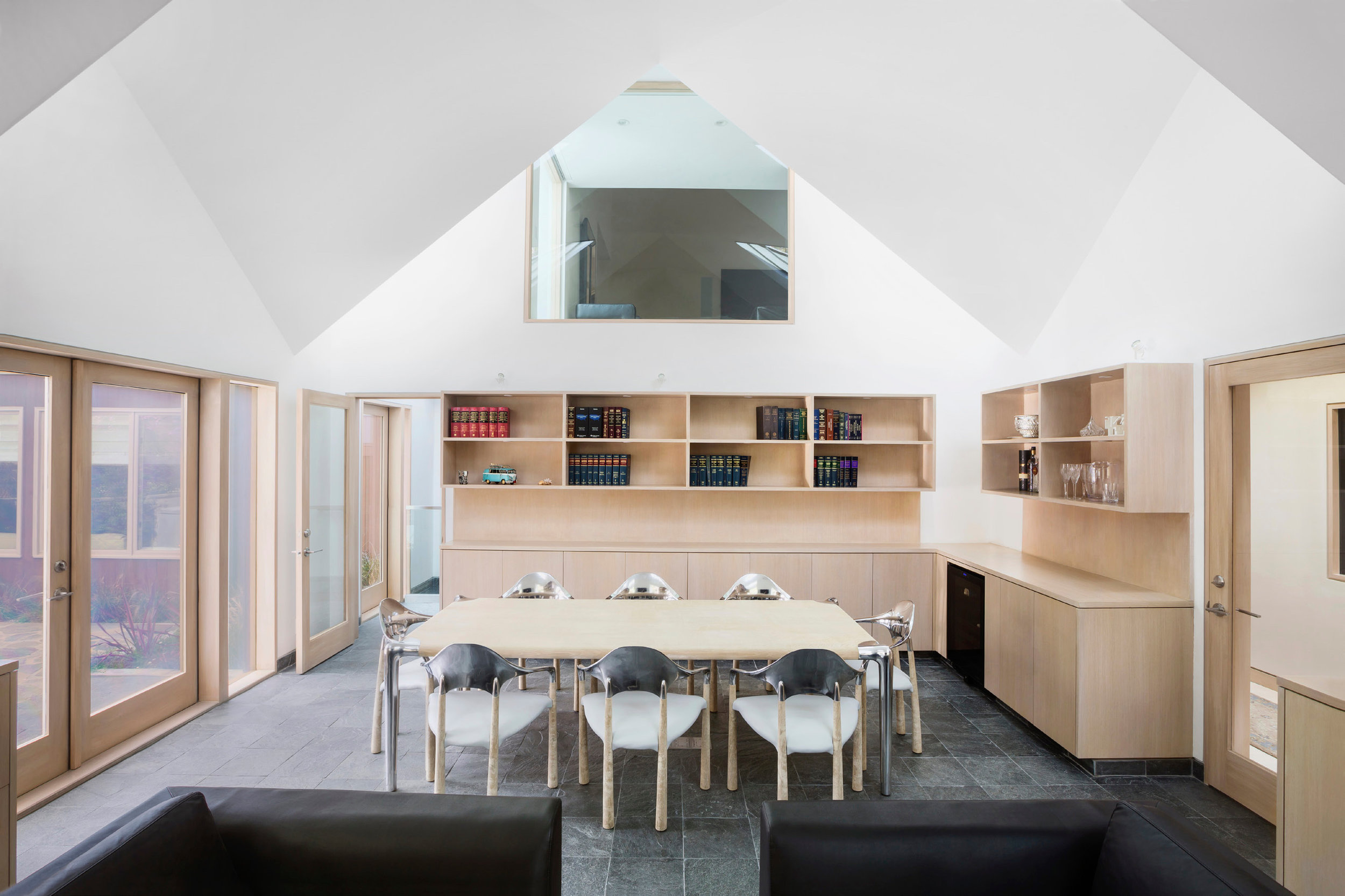 Geoffrey_von_Oeyen_Design_Case_Room_Interior_02.jpeg