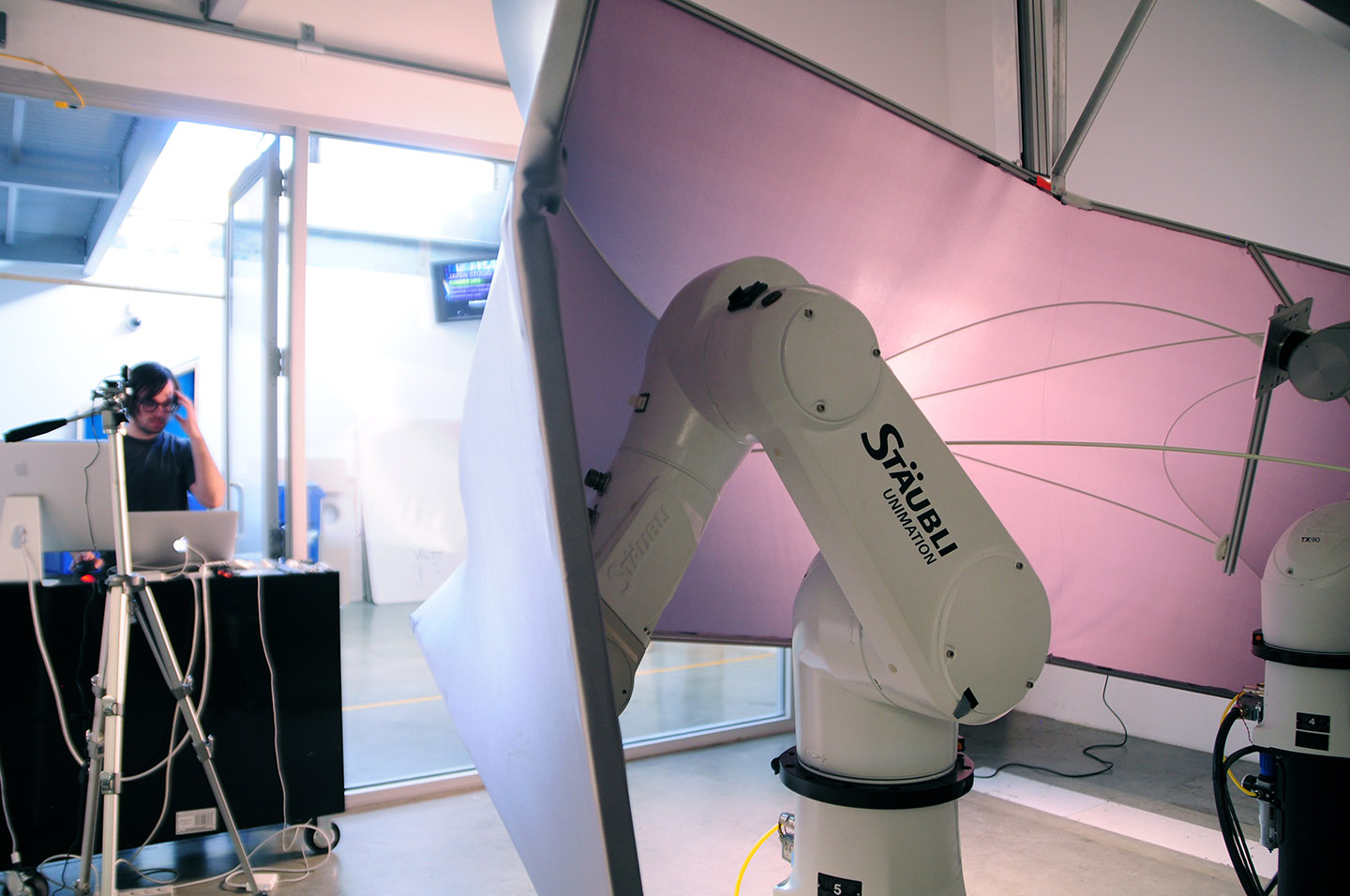 Fin.0-asteriskos-evanemery-sci-arc-robotlab-petertesta-fabric-bmw-robots-bts.jpg