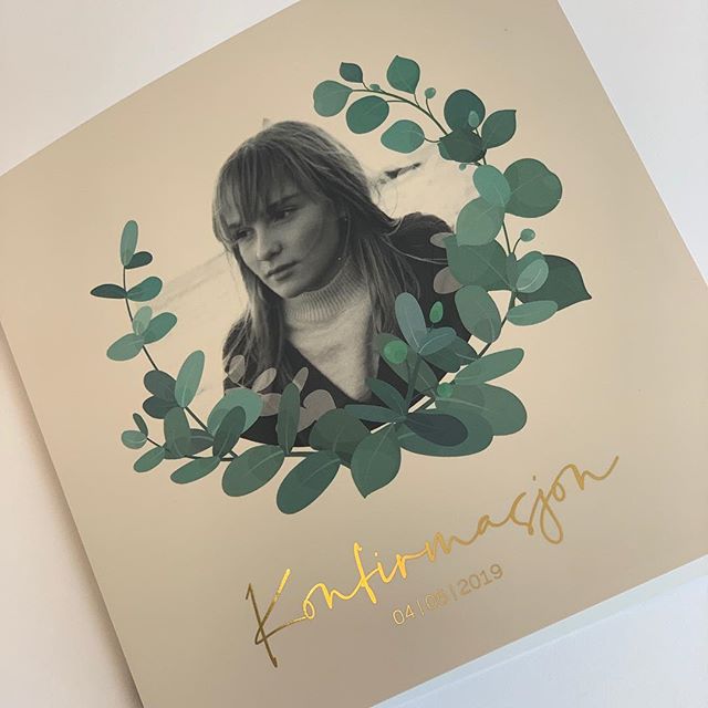 Skal dere ha konfirmasjon, bryllup, dåp eller feiring av en stor dag?
Vi designer og trykker invitasjoner, menyer, program osv til denne spesielle dagen.
Her har vi trykket gull på noen detaljer og toppet det hele med en matt folie som gir en fantastisk flott overflate.
Kom innom da vel!
#trykkeri #invitasjon #gulltrykk #konfirmasjon #invitasjon #dåp #bryllup #design #papir #trykk #fest