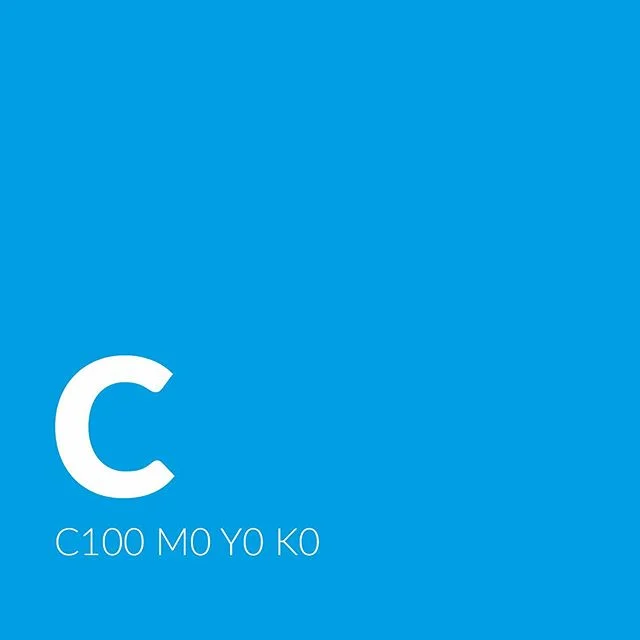 C M Y K / cyan, magenta, yellow, black. De 4 trykkfargene som samlet utgjør hele fargespekteret i 4-fargetrykk.
Vi kan levere det du eller din bedrift trenger av trykksaker, plakater, storformat, banner, rollup, konvolutter osv. Vi ser frem til å høre fra deg!