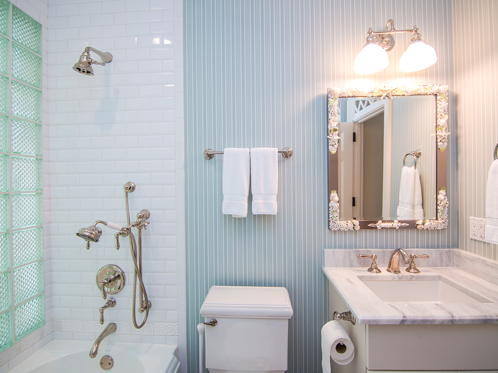 guestbath1bweb.jpg