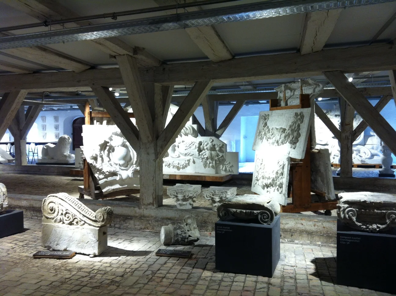 Kongernes Lapidarium i det gamle Bryghus er en stor ikke mindst æstetisk oplevelse.