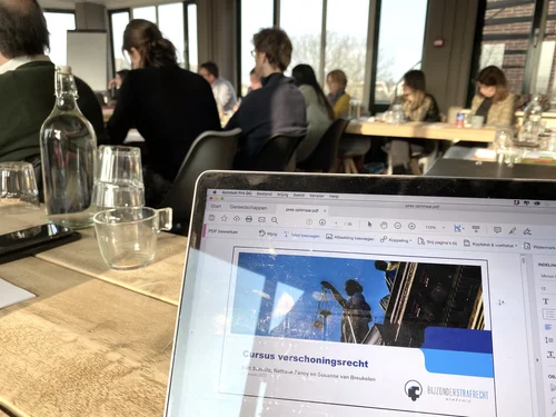 Cursuszaal met deelnemers tijdens cursus strafrecht
