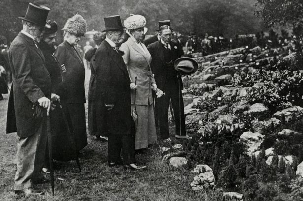 Queen-Mary-with-group-at-Chelsea-Flower-Show-Date-1913.jpg