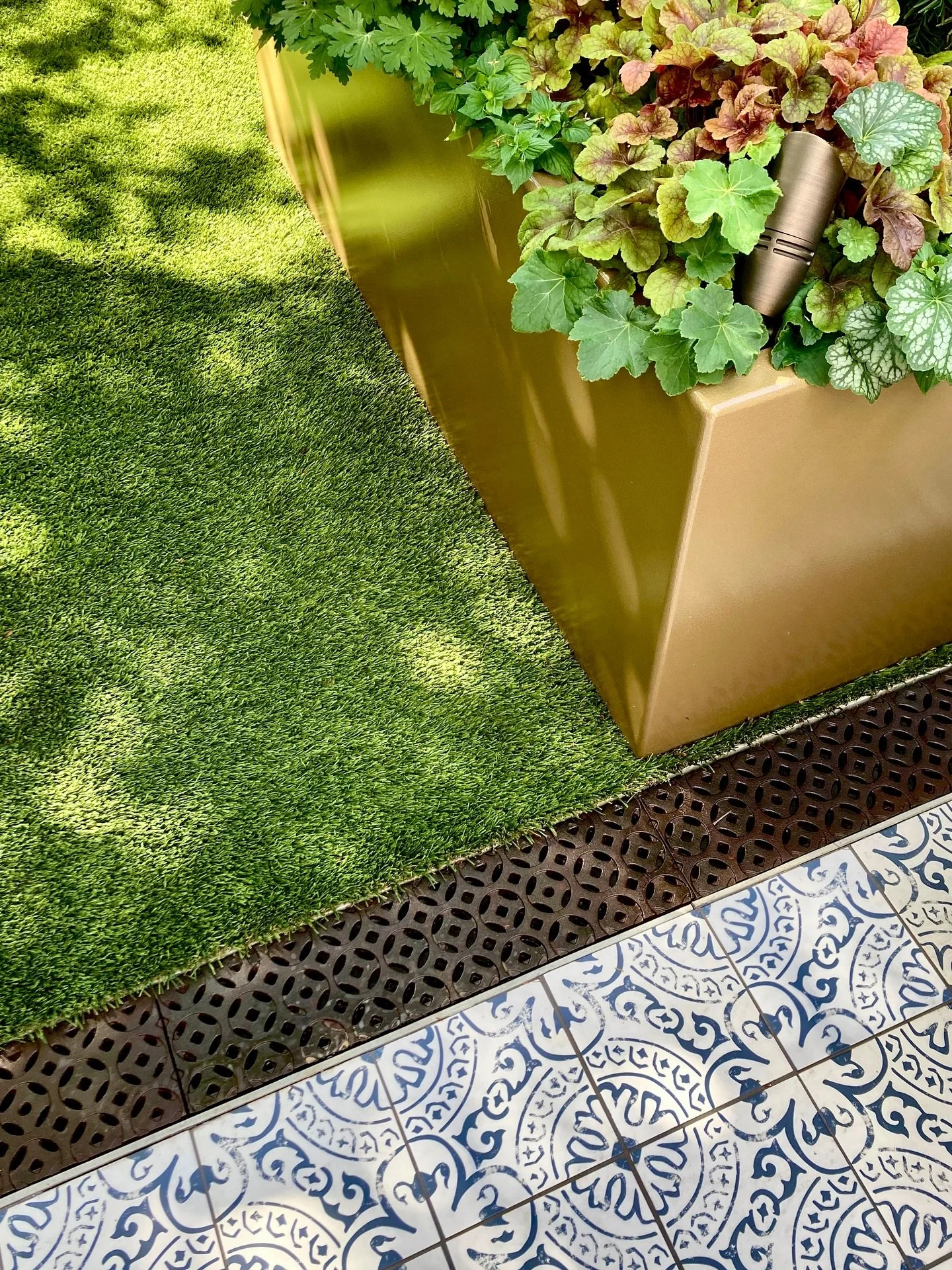 Design lives in the details! 🌿📐

Thoughtful transitions like these move desgning landscapes from functional to artful; bringing together textures and materials to frame a space and tell a story. 🧱🍃📖

Together, this selection of mosaic tiles, tur
