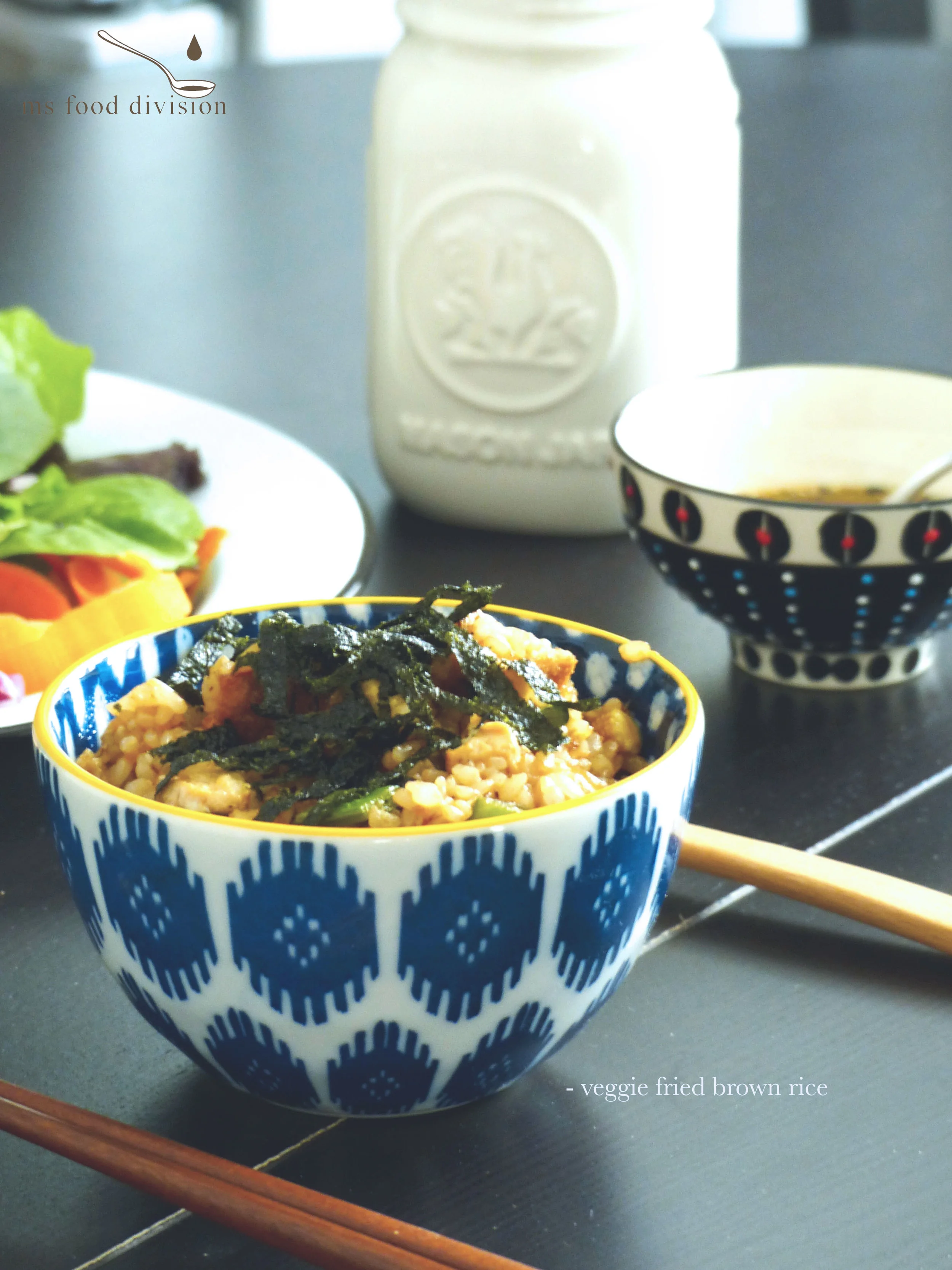 Ingredients (2 servings) : 100g baby corn, chopped 100g sweet snap peas, chopped 100g hard tofu, diced 1/2 onion, finely chopped 1 garlic clove, finely chopped 1-2 spring onion, finely chopped 1 tbsp chopped ginger 1/4 cup rice wine 4 tbsp soy sauce 2 tbsp sesame oil 2 tbsp toasted sesame seeds 2-3 bowl cooked brown rice extra-virgin olive oil Instructions: 1) Preheat the frying pan with olive oil, add garlic, onion, and ginger; stir and cook under medium low heat for around 5 minutes 2) Add baby corns and snow peas; cook for 2 minutes 3) Add tofu and splash cooking wine under medium high heat 4) After the alcohol has evaporated, add the cooked brown rice to the pan; stir and cook for 3-5 minutes 5) Add soy sauce, sesame oil, and spring onion. Season. 6) Transfer to a bowl and garnish with some sesame seeds, a little chopped spring onions and chopped corianders if you have any ( I have some crispy seaweed here instead ) 