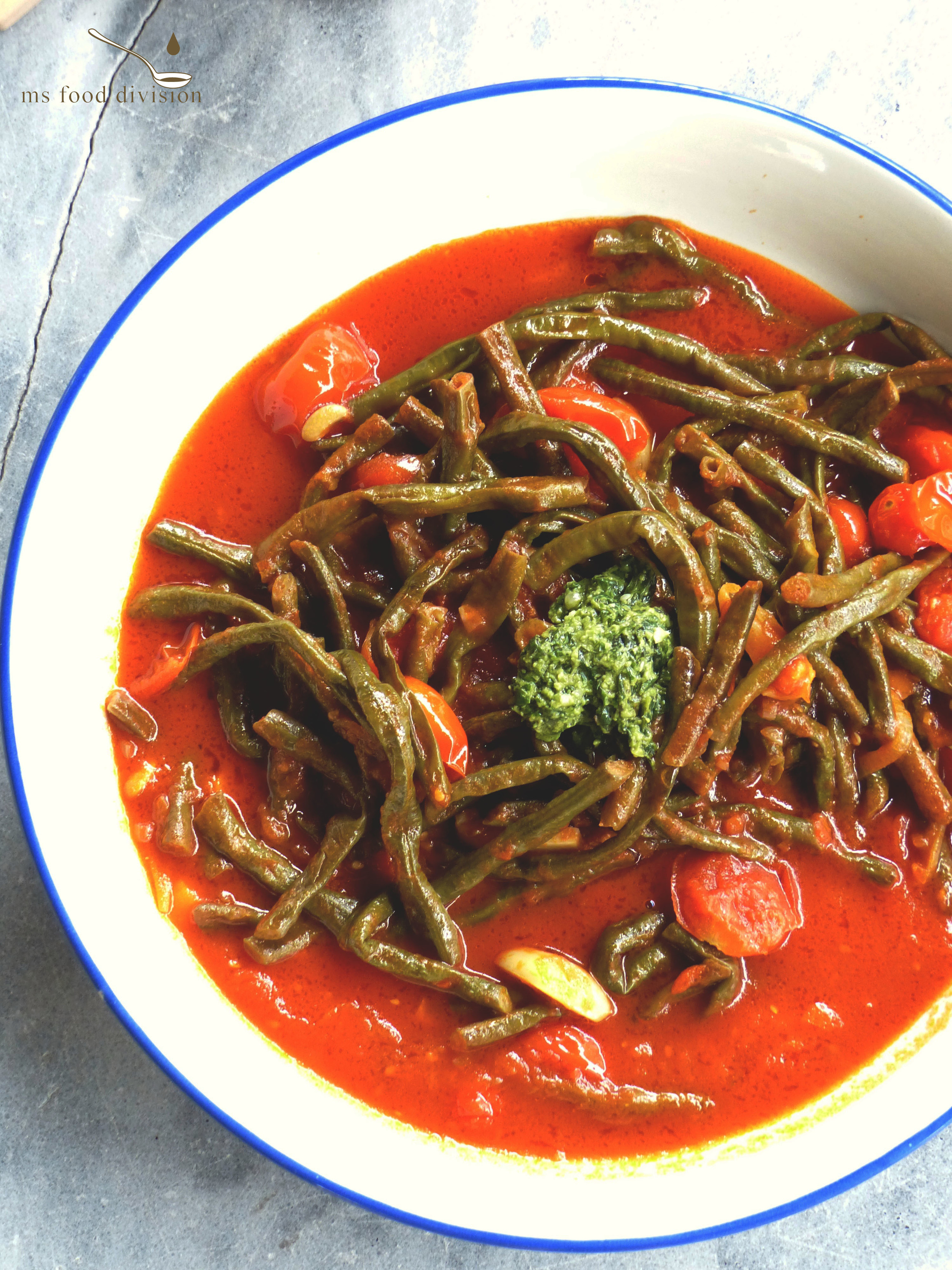 Servings: 2 persons Preparation Time: 5 minutes Cooking Time: 30-40 minutes Ingredients: 300g long green beans 150g-200g cherry tomatoes, halved 3-4 shallots, thinly sliced 4-5 garlic cloves, chopped 2-3 tbsp tomato paste 2 cups vegetable stock 1/2 glass white/red wine 2 tbsp sherry vinegar 1 tbsp brown sugar extra-virgin olive oil