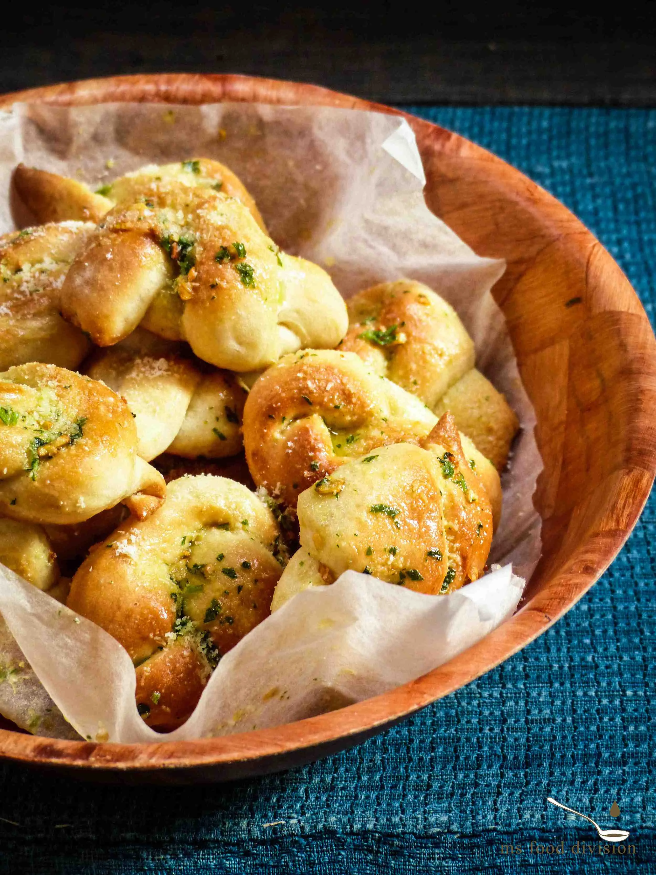 Garlicky butter pretzel knots :) 