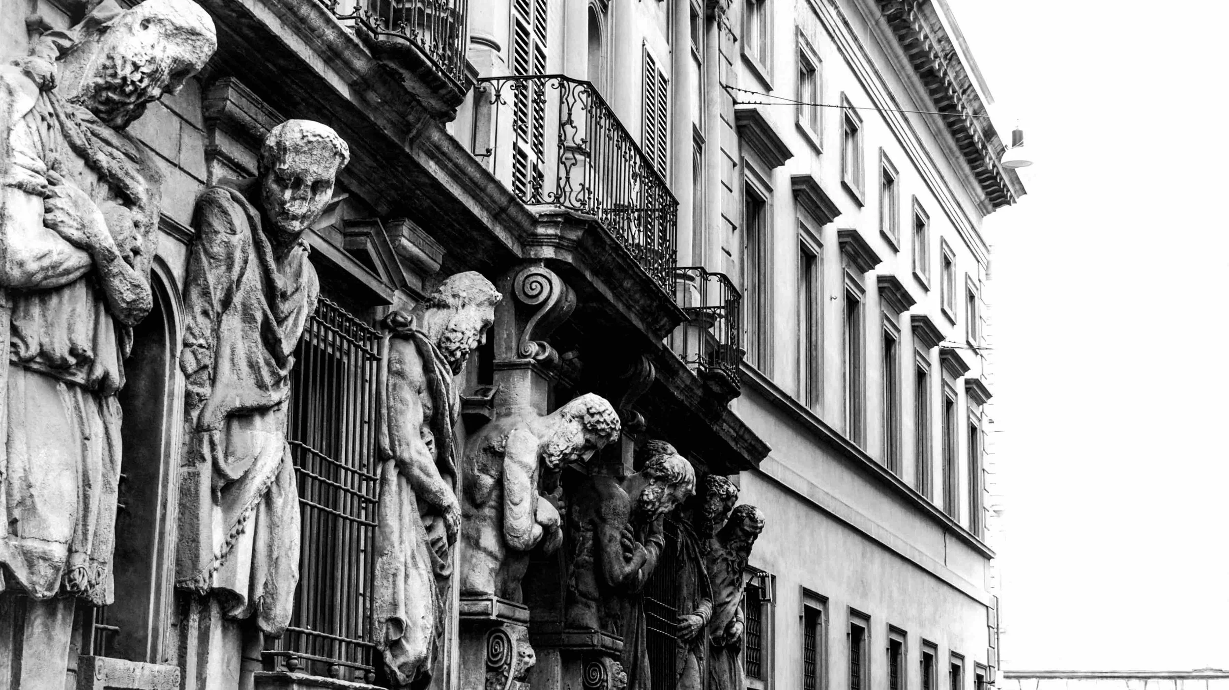 There are so many beautiful old buildings in Milan. Every corner is a possible shooting site. No wonder this city is a magnet for many artists, designers, models, and photographers. 
