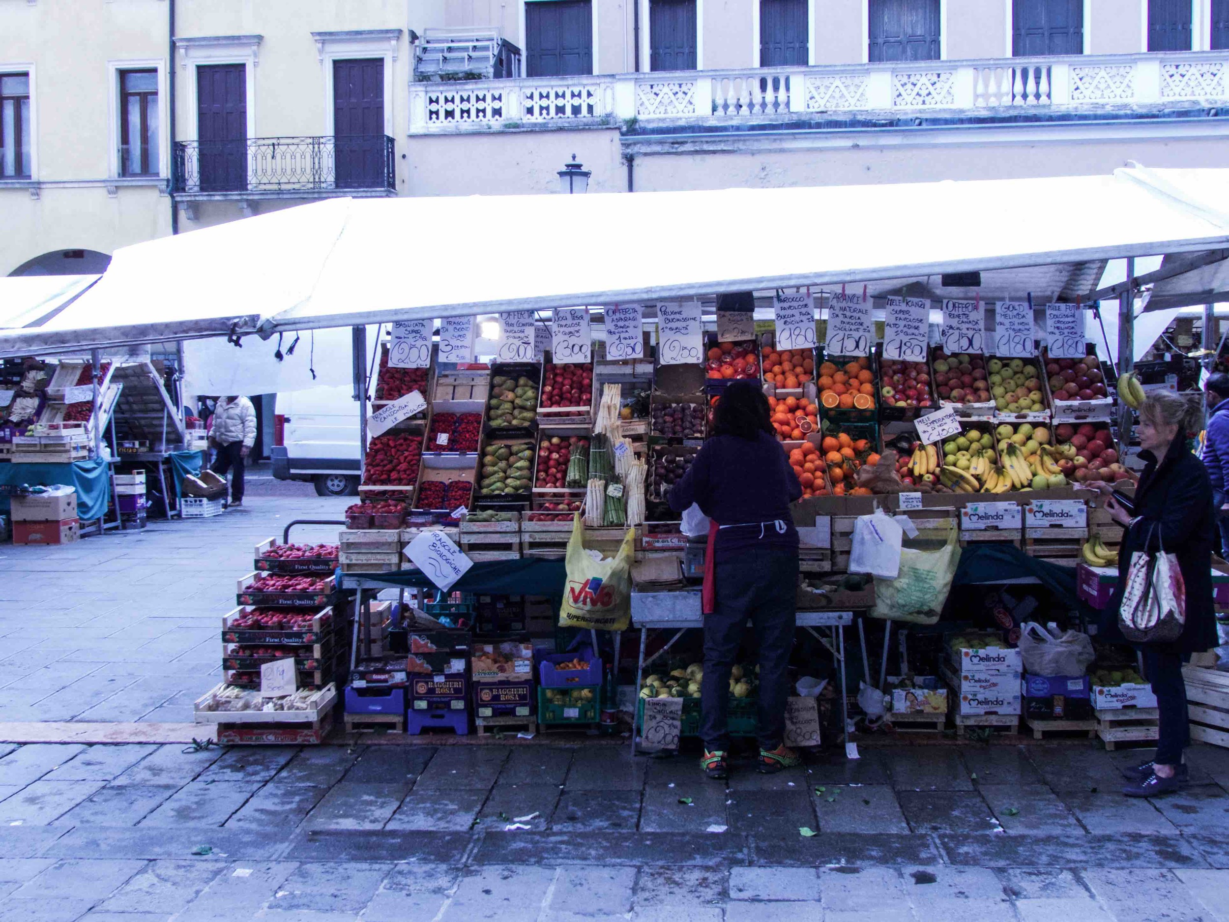 Vendors set up shop every morning but Sunday. So if you want to get some ultra-fresh produce, better get there before noon. :) 