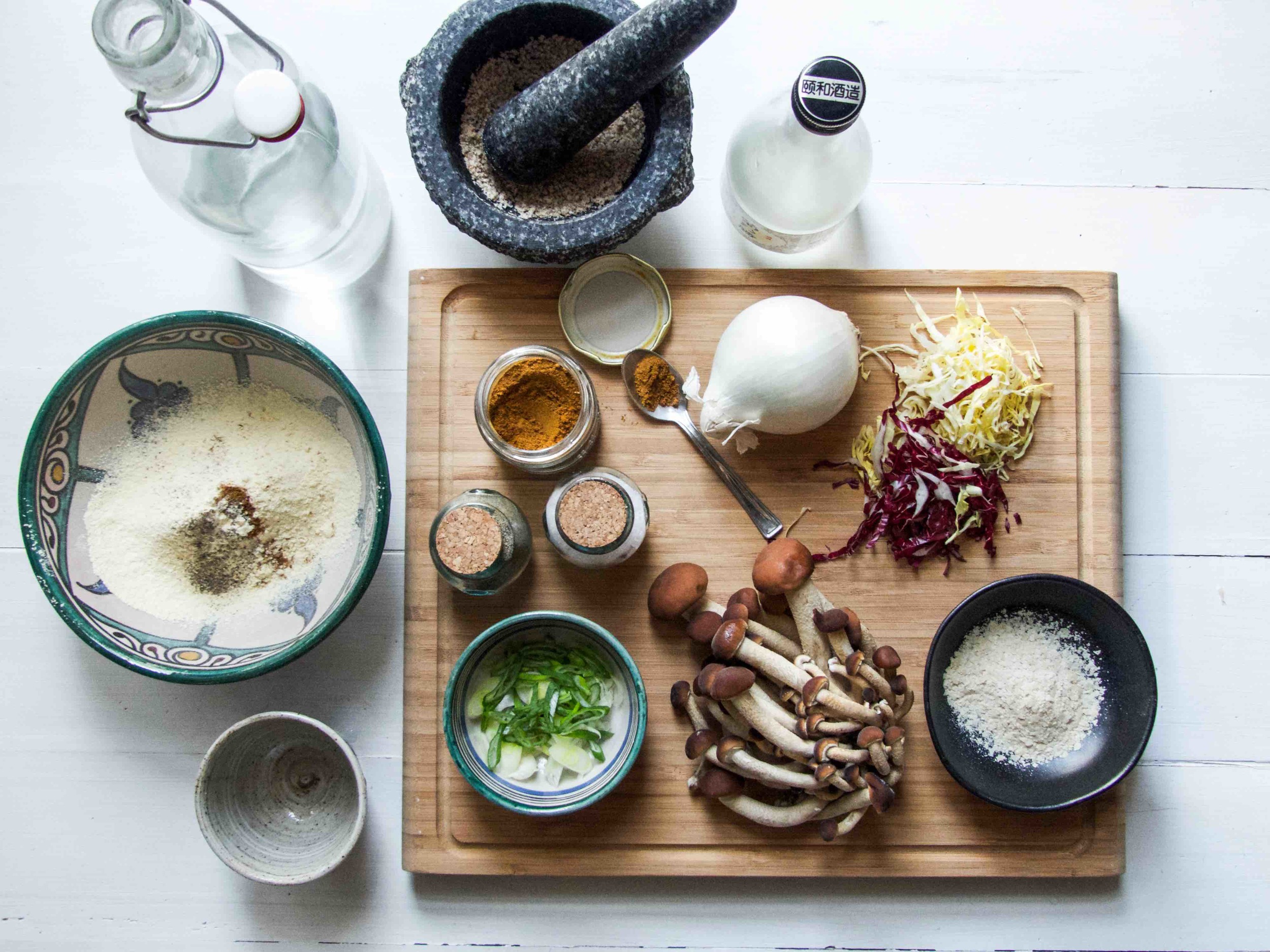 Ingredients: 50-80g shimeji mushrooms or any other mushrooms 1/2 small onion, thinly sliced 1 cup chickpea flour 1 cup water 2 tbsp nutritional yeast 1/2 tsp mixed spice powder (you can substitute for other spice as you like) 2-3 tbsp sake or cooking wine 1-2 tbsp chopped spring onion and leave some for garnishing 1 handful shredded cabbage and radicchio 1-2 tsp grinded sesame seeds 2-3 tbsp teriyaki sauce for dressing* extra-virgin olive oil