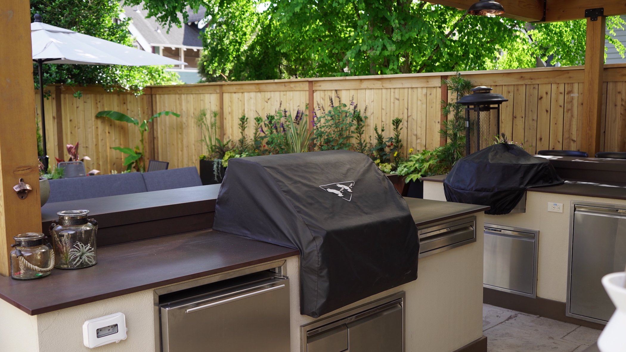 Built-in Grill Outdoor Kitchen - Grasstains Landscaping