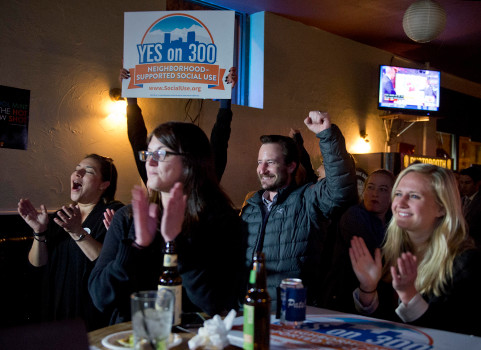 Los votantes de Denver celebran la victoria del Sí.