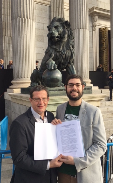 (Izquierda) El presidente de la Representación Cannábica de Navarra Fermín Les, junto al secretario general, Ramón Morcillo (derecha) sosteniendo el texto de la ILP.
