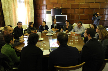 La mesa en la que se reunieron los diferentes grupos el pasado viernes 23 de febrero.