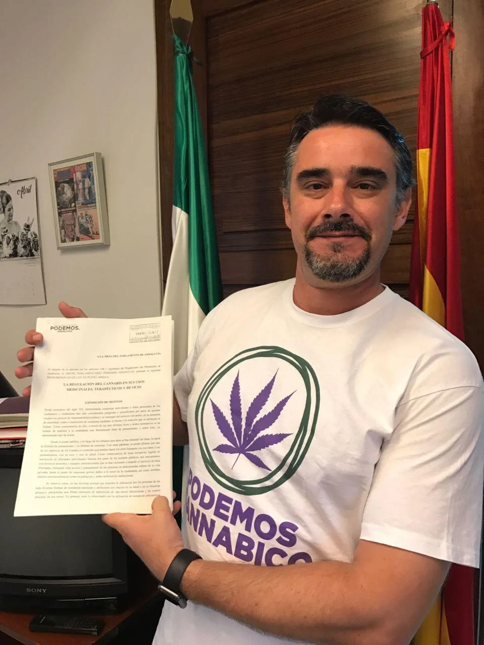 Juan Ignacio Moreno Yagüe, abogado y diputado autonómico andaluz con el texto de la PNL.
