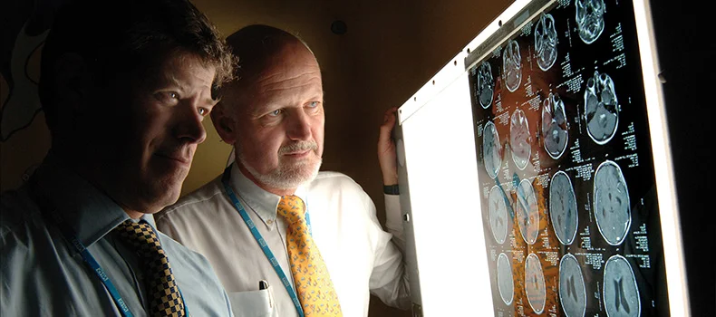 Profesor David Walker y Profesor Richard Grundy, co directores del Centro de Tumores Cerebrales Infantiles de la Universidad de Nottingham, examinando un escáner cerebral. 