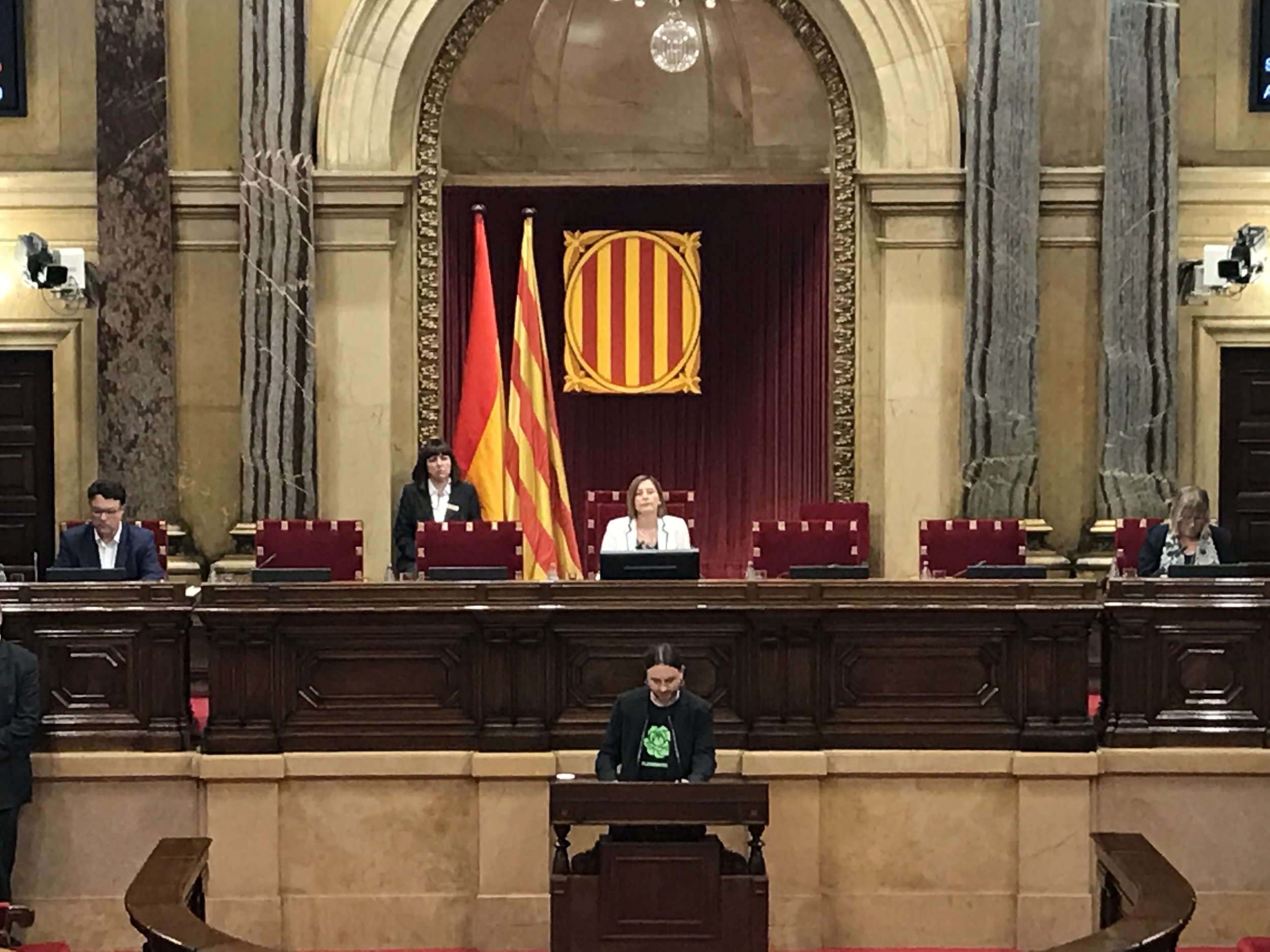 David Pere Martinez Oró dando su discurso en el Parlament defendiendo la ILP.