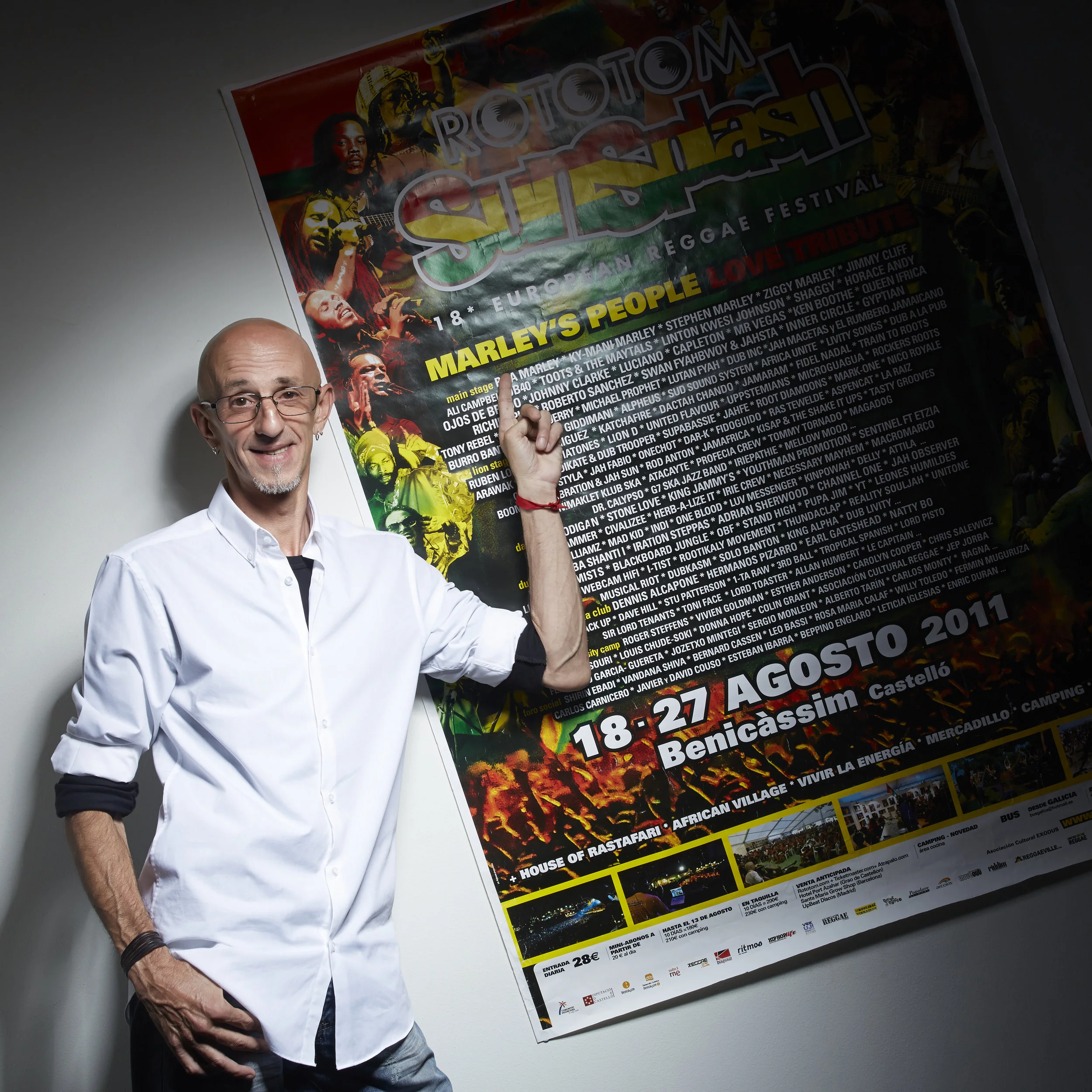 Ángel Loza junto al cartel del Rototom