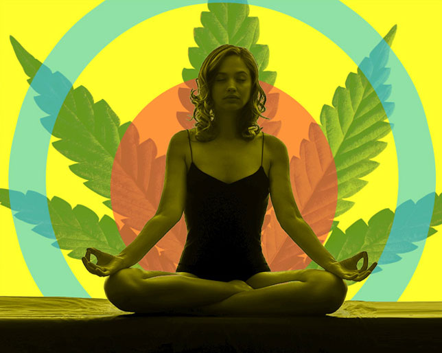Cada vez más gente practica Yoga combinado con el consumo de cannabis.