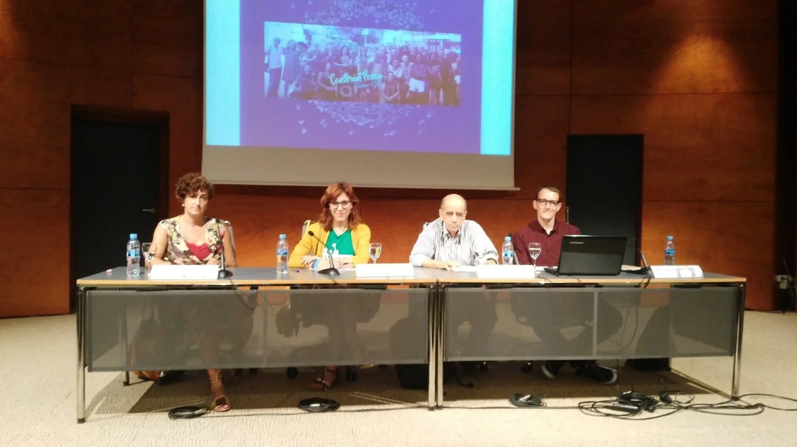 Las diputadas de Podemos Marta Maicas, Laura Camargo, el médico Luis Cros y el abogado y portavoz de Regulación Responsable Bernardo Soriano. 