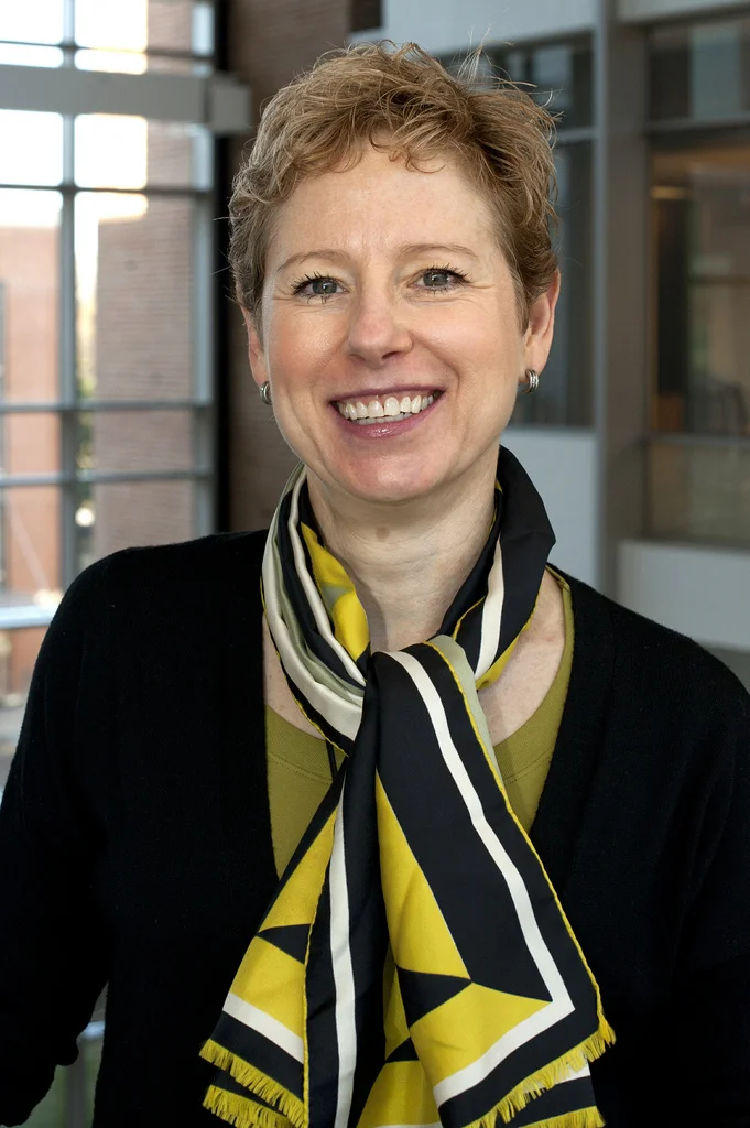 Leslie Kux, comisaria de políticas de la FDA.