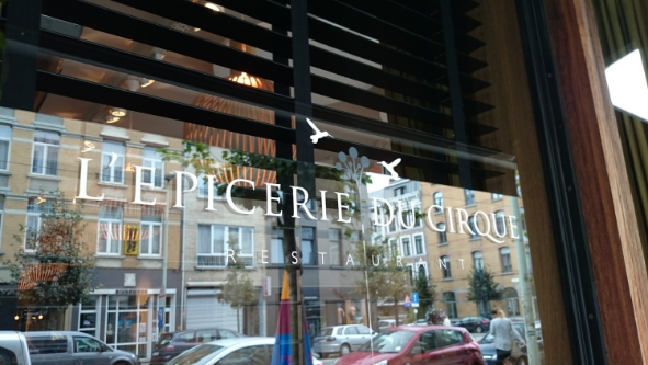 L'épicerie du Cirque L'épicerie du Cirque bevindt zich middenin de levendige Antwerpse Volkstraat, net naast Café Internationale en de biodynamische bakkerij. Na zes mooie jaren in de Parijse bistrosferen op onze vorige plek in de Leopold de Waelstraat werd het tijd voor verandering in de vorm van een nieuwe uitdaging. En zo werd L'épicerie du Cirque in de Volkstraat geboren.