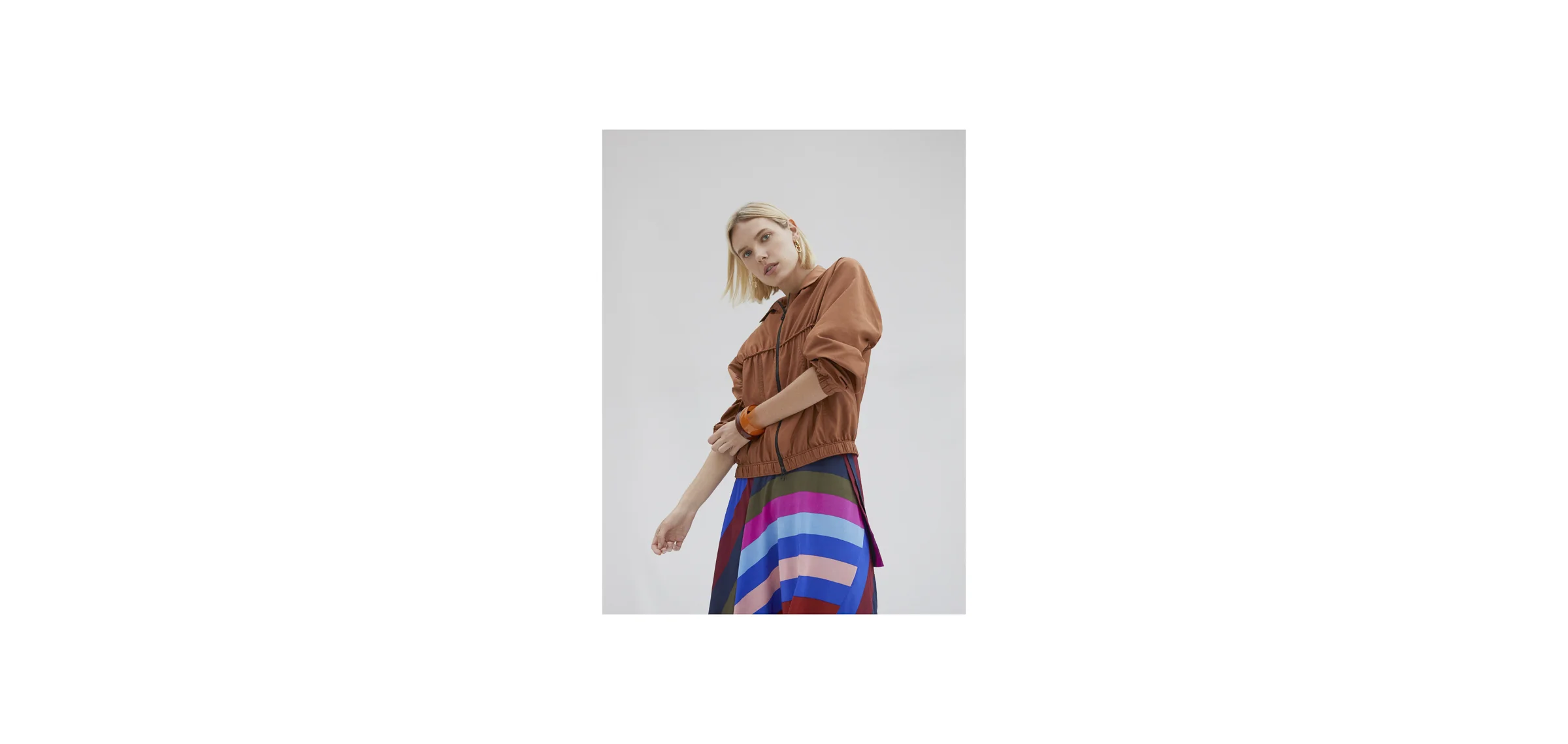 Shirt Coven (index assessoria), Skirt Diane Von Furtenberg (index assessoria), Sneakers Fiever (index assessoria)