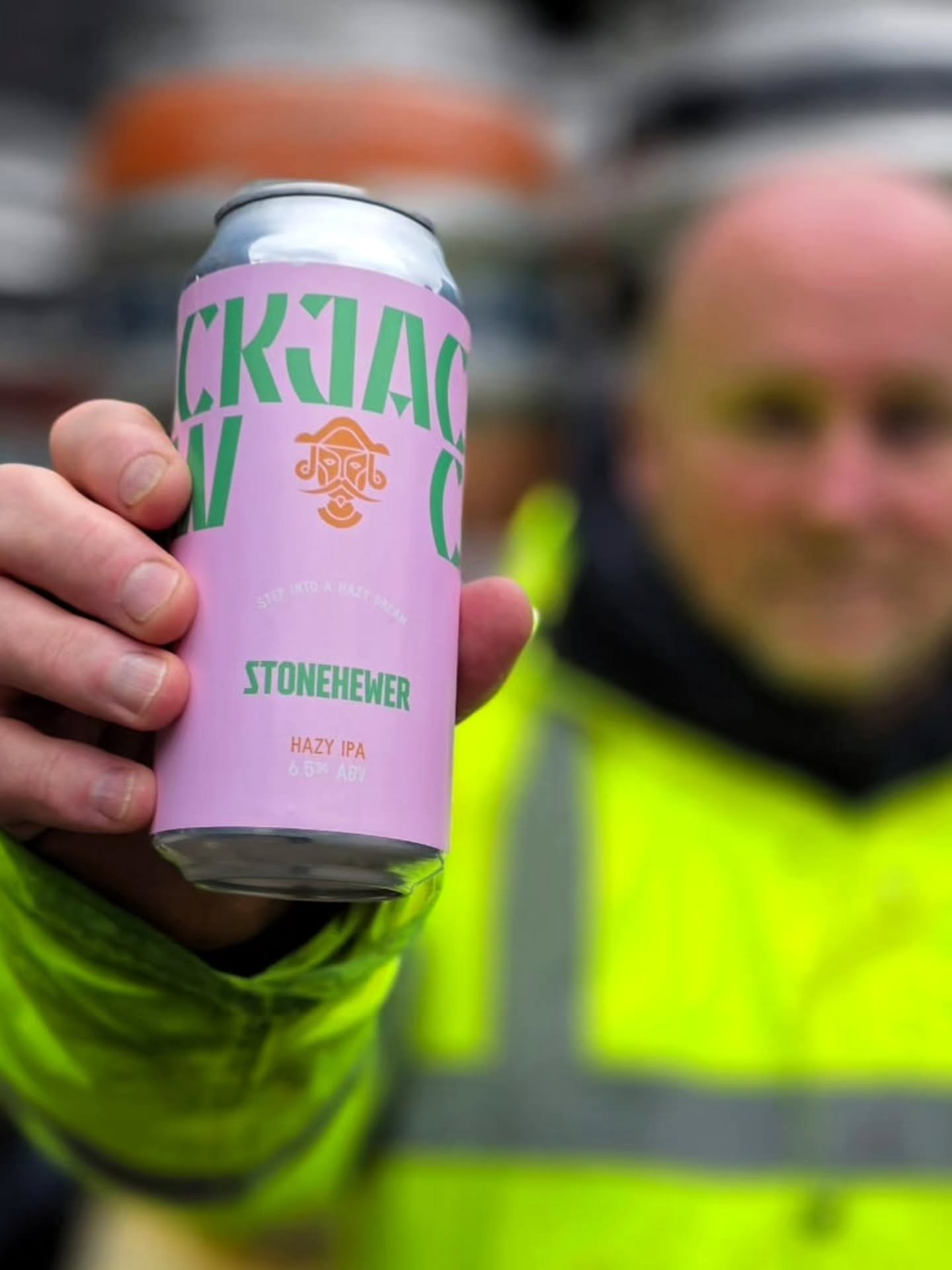 🩷 Here comes our newest IPA, fresh into can and modelled by our lovely driver Aaron! 💚 

Stonehewer is a hazy, hoppy treat; stacked with Citra, Bru-1 and El Dorado. 

Think soft, juicy, sunshine beer; the perfect antidote to the current cold snap.
