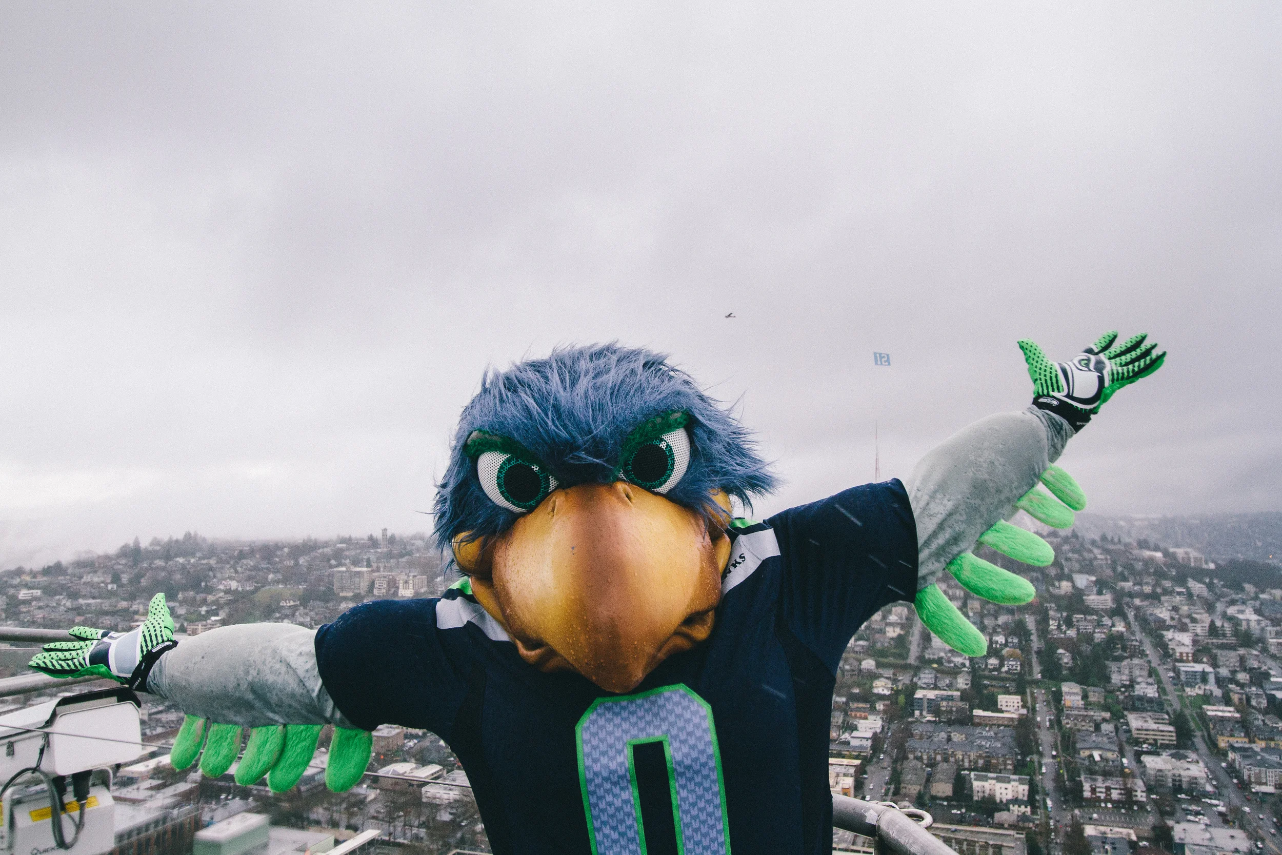 BLITZ TOP THE SPACE NEEDLE