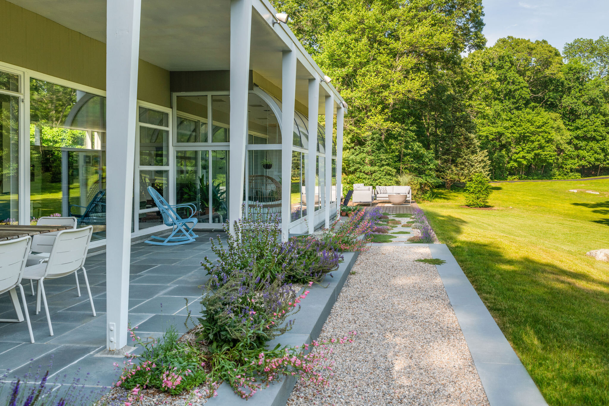 Dover Mid-Century Modern_Pea-Gravel Circulation Terrace